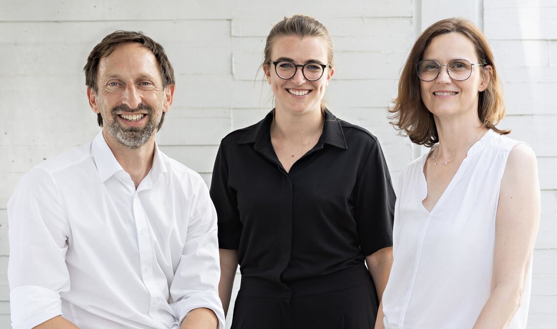 Bilden das neue Vorstandskollektiv der Architektenkammer Pforzheim/Enzkreis: Julian Wolf (v.li.), Nanni Abraham und Christiane Geiger. Erstmals steht damit ein Team an der Spitze der Kammergruppe. Foto: studiokami.de