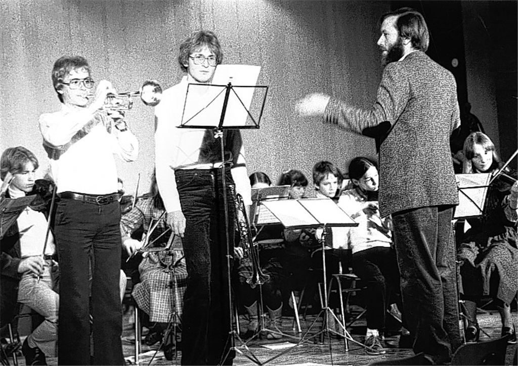 Bilder aus dreieinhalb Jahrzehnten am THG: Wolfhard Bickel mit dem Orchester des Jahres 1981 (li.), am Dirigentenpunkt 1986 (oben) sowie 1991.