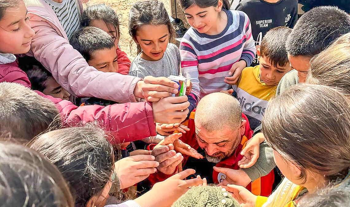 Bilder der Zerstörung, Not und Elend sowie Zeichen tiefster Dankbarkeit: Bei ihrem einwöchigen Hilfseinsatz im Erdbebengebiet rund um Gaziantep sammeln Muzaffer Havcarci und seine Mitstreiter, darunter der Dürrmenzer Gastronom George Iliadis, bleibende Eindrücke. Fotos: privat