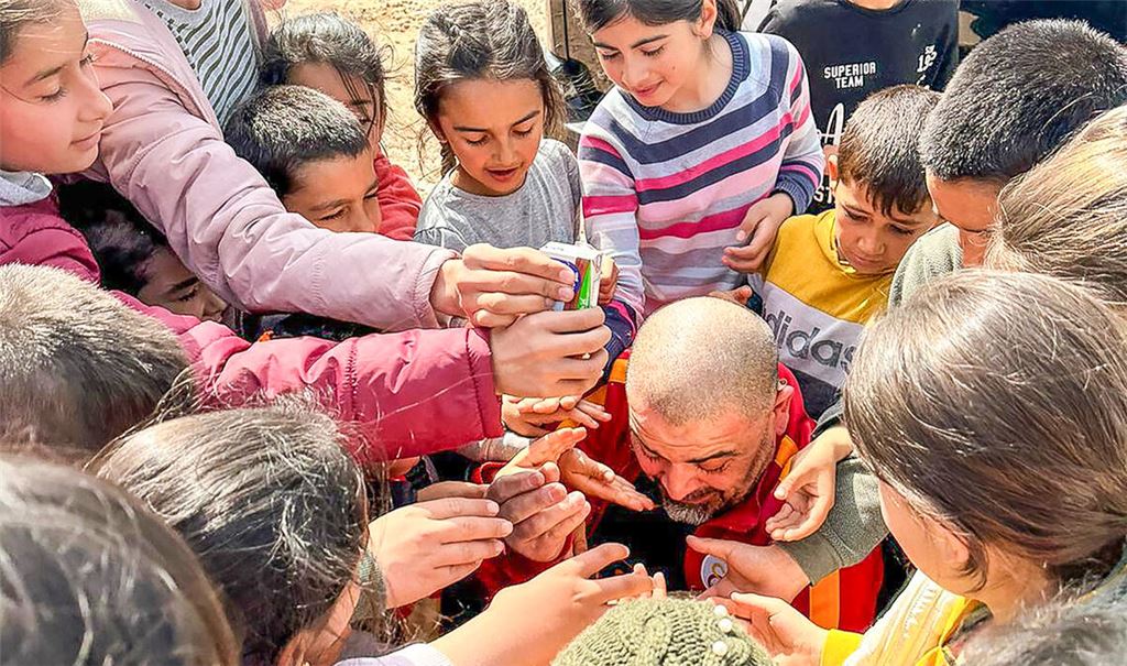 Bilder der Zerstörung, Not und Elend sowie Zeichen tiefster Dankbarkeit: Bei ihrem einwöchigen Hilfseinsatz im Erdbebengebiet rund um Gaziantep sammeln Muzaffer Havcarci und seine Mitstreiter, darunter der Dürrmenzer Gastronom George Iliadis, bleibende Eindrücke. Fotos: privat