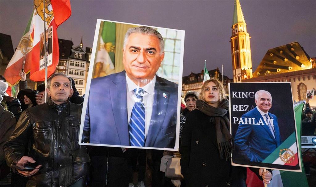 Bilder des Schah-Sohns werden auf Demonstrationen in Deutschland gezeigt.