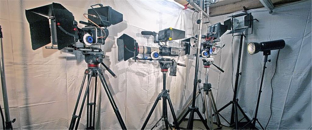 Bilder von Dreharbeiten darf es derzeit nicht geben, aber das Equipment kann bestaunt werden. Hier zu sehen sind Kameras und ein kleiner Teil der Beleuchtung.privat