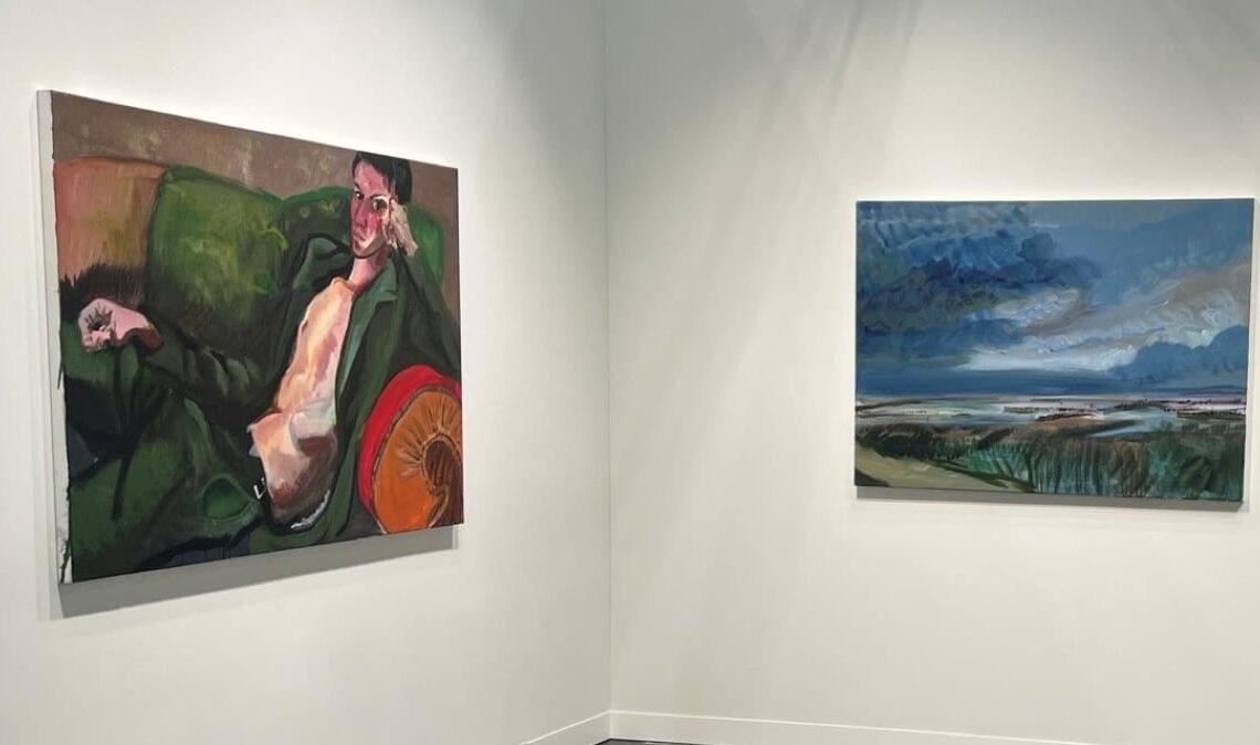 Bilder von Rainer Fetting bei der Armory Show in New York - darunter "Leon auf Sofa" (ganz links) - am Stand der Galerie Thomas Fuchs