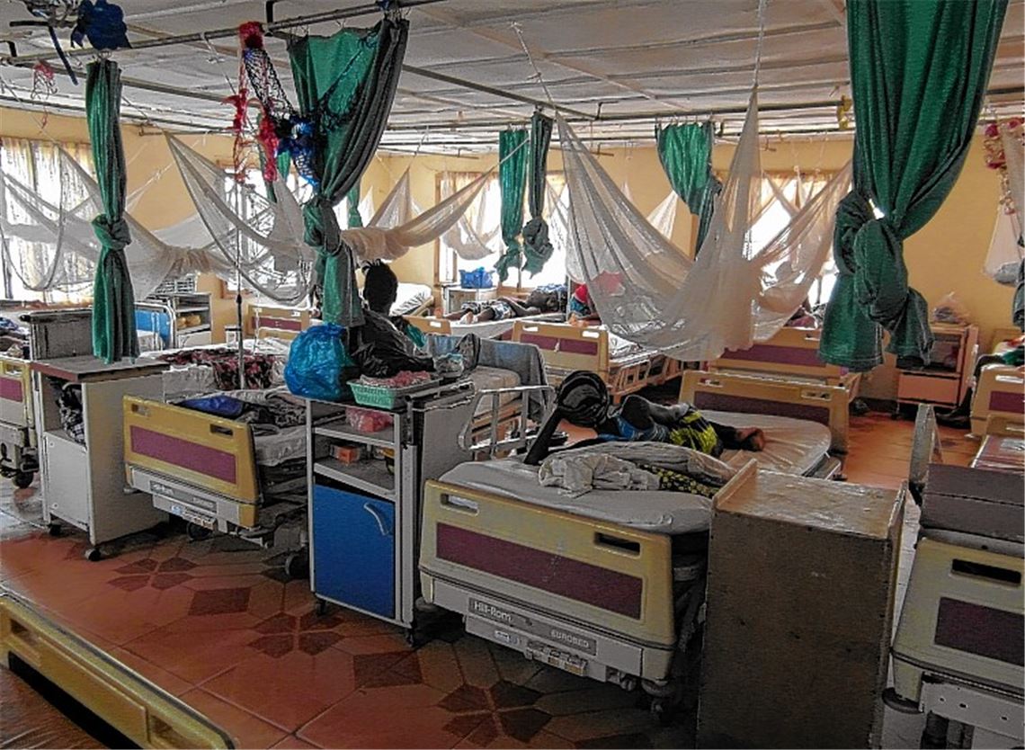 Bilder vor dem Ausbruch der Epidemie: Eckhard und Margitta Wimmer unterstützen das Magbenteh Community Hospital, das sich nun vor eine äußerst schwierige Herausforderung gestellt sieht.