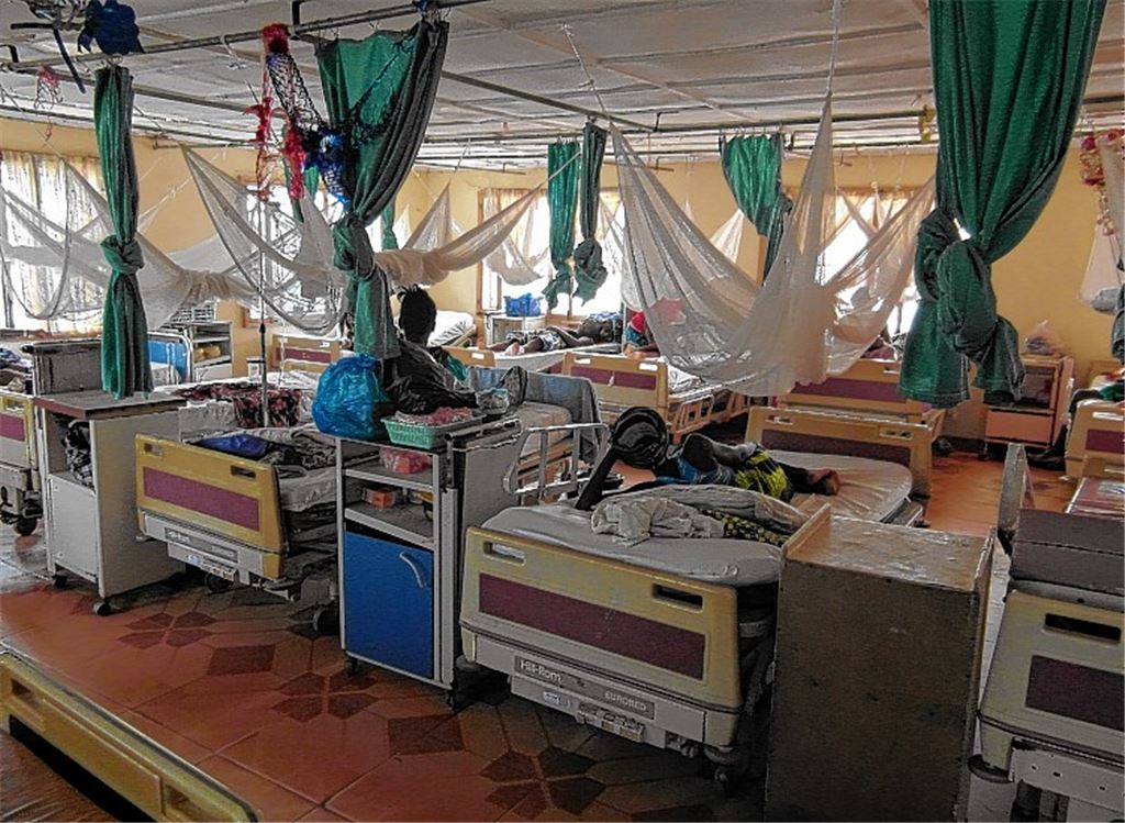 Bilder vor dem Ausbruch der Epidemie: Eckhard und Margitta Wimmer unterstützen das Magbenteh Community Hospital, das sich nun vor eine äußerst schwierige Herausforderung gestellt sieht.