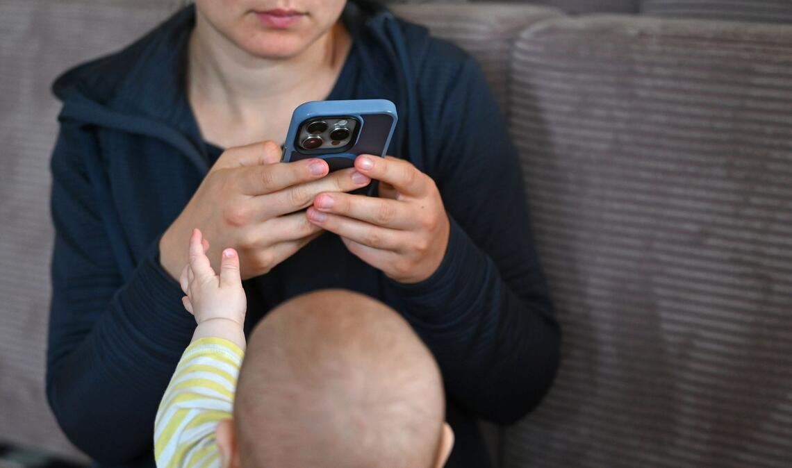 Bildschirme ziehen auch Babys oft magisch an - aber die Familienministerin warnt. (Symbolbild)