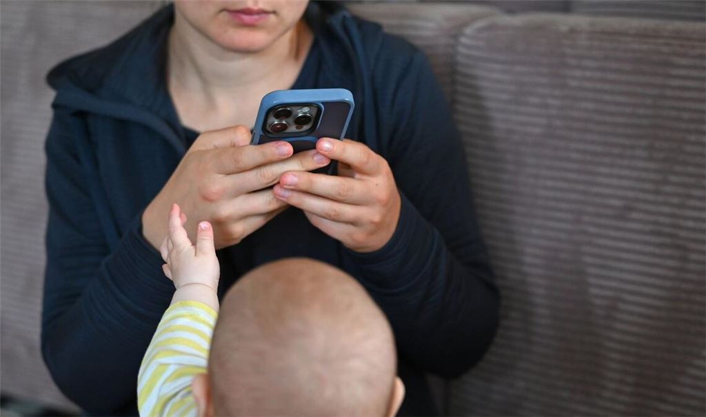 Bildschirme ziehen auch Babys oft magisch an - aber die Familienministerin warnt. (Symbolbild)