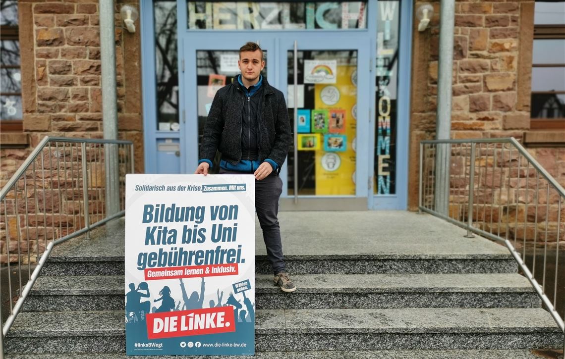 Bildung ist für ihn ein wichtiges Thema: Marvin Weiß, Landtagskandidat der Partei Die Linke für den Enzkreis, vor der Grundschule in Öschelbronn. Foto: privat