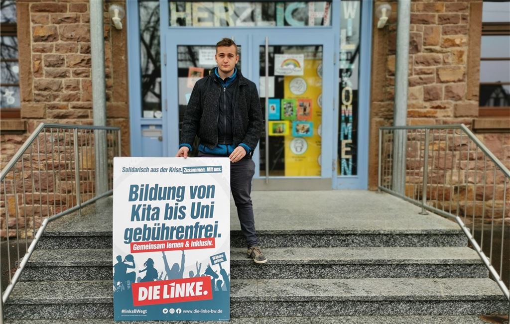 Bildung ist für ihn ein wichtiges Thema: Marvin Weiß, Landtagskandidat der Partei Die Linke für den Enzkreis, vor der Grundschule in Öschelbronn. Foto: privat