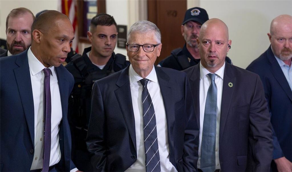 Bill Gates sagt im Kontrollausschuss aus.