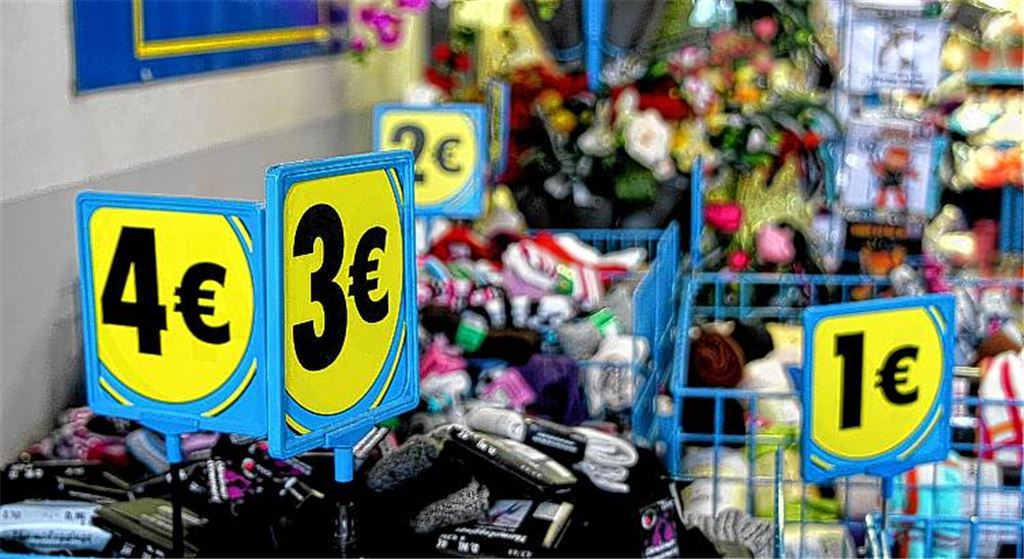 Billigangebote laden zum Stöbern ein – werden jedoch, wie die Befragung der Studenten zeigte, nicht von jedem Kunden in Mühlacker als Bereicherung der Innenstadt angesehen.