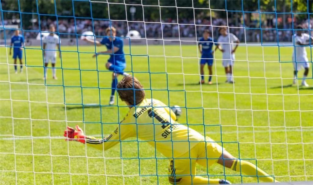Bim Elfer von Justin Steinkötter hatte SGE-Keeper  Amil Siljevic noch Glück, die anderen beiden verwerteten Lee und Kudala vor der Rekordkulisse von 6070 Zuschauern. 