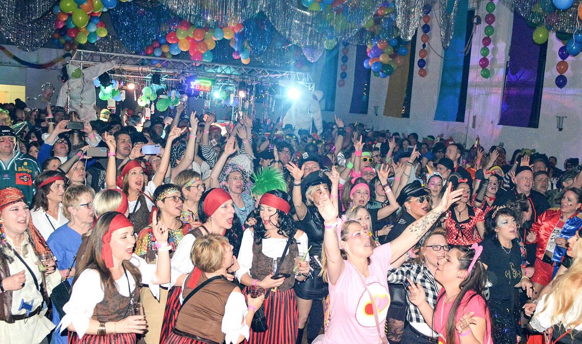 Binnen weniger Tage ausverkauft: Die Faschingsparty in Enzberg, die sich an Gäste ab 25 Jahren richtet, ist seit Jahren ein Renner im Veranstaltungskalender. Fotos: Stahlfeld