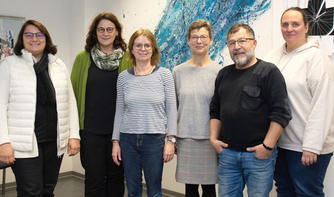 Birgit Faas und Heike Längle nehmen von Judith Klöfer und Monika Becker mit Abu Özban und Andrea Fietkau (v.li.) die Spenden aus dem Sponsorenlauf entgegen. Foto: Fotomoment