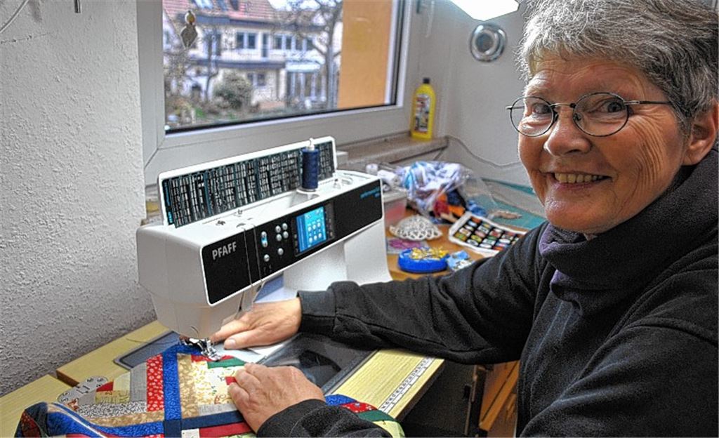 Birgit Michl an ihrer Nähmaschine. Das Thema Handarbeit begleitet sie schon seit ihrer Kindheit, und die Ergebnisse ihrer kreativen Tätigkeit sind bei den Kunden des Kunsthandwerkermarkts beliebt.