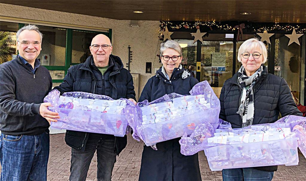 Birgit Möller, Christina Henle und Georg Henle (v. re.) übergeben die Apfelbrote an Heimleiter Markus Schellinger. Foto: privat