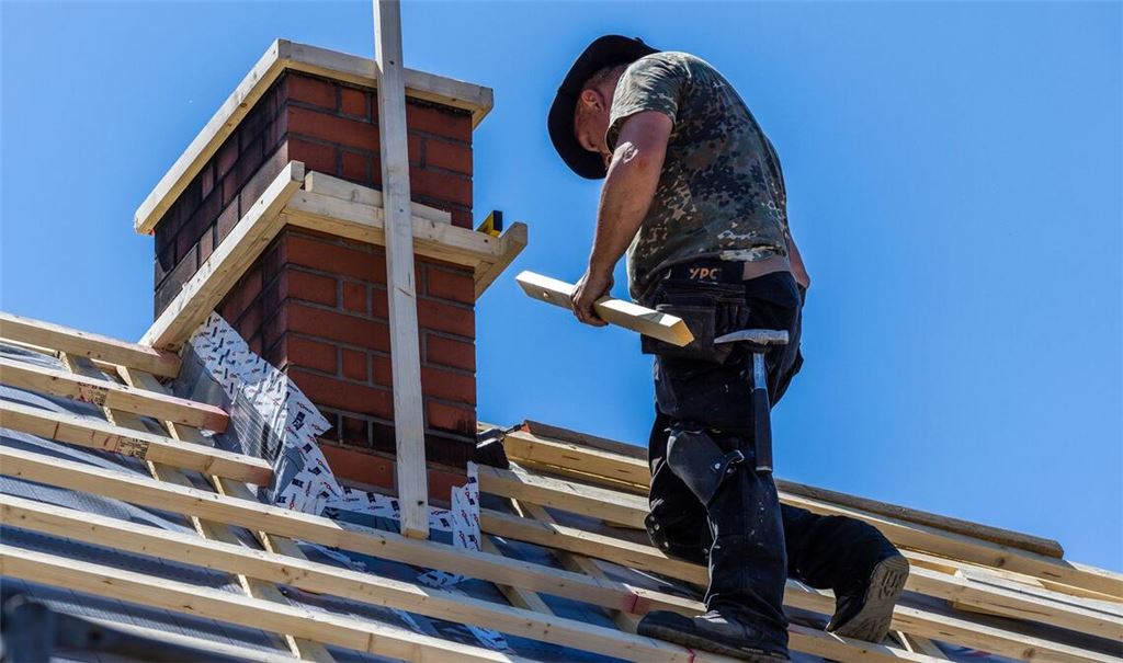 Bis 70 auf dem Dach? Gewerkschaften und Sozialverbände wehren sich gegen eine Anhebung des Renteneintrittsalters und verweisen auf viele Menschen, die körperlich schwere Arbeit machen. (Symbolbild)