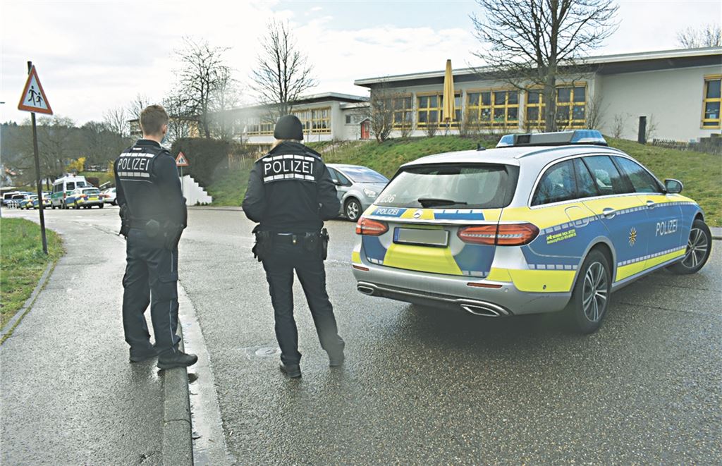 Bis die Polizei schließlich Entwarnung geben kann, warten im Gebäude rund 30 Schüler auf das Ende der Durchsuchung. Foto: Myroshnichenko