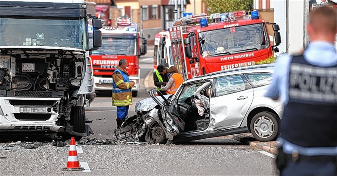 Ford-Fahrer prallt frontal gegen Lkw Ford-Fahrer prallt frontal gegen Lkw