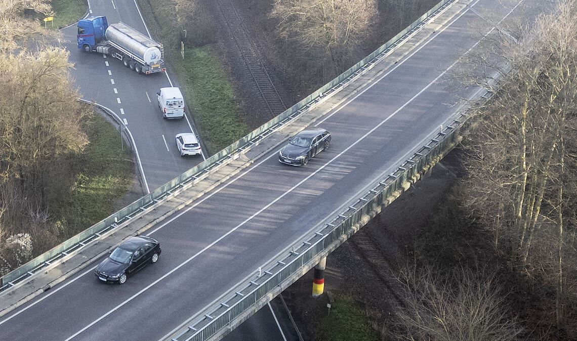 Bis die marode B-35-Brücke abgerissen und neu gebaut ist, soll der Verkehr über eine Behelfsbrücke fließen, deren Baustart sich erneut verzögert. Foto: Archiv