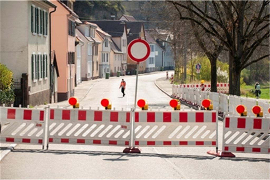 Bis hierher und nicht weiter: Seit Montag ist die Enzstraße ab Höhe Ulrichweg gesperrt. Die Anlieger dürfen in ungefähr sechs Wochen wieder reinfahren.Fotos: Fotomoment
