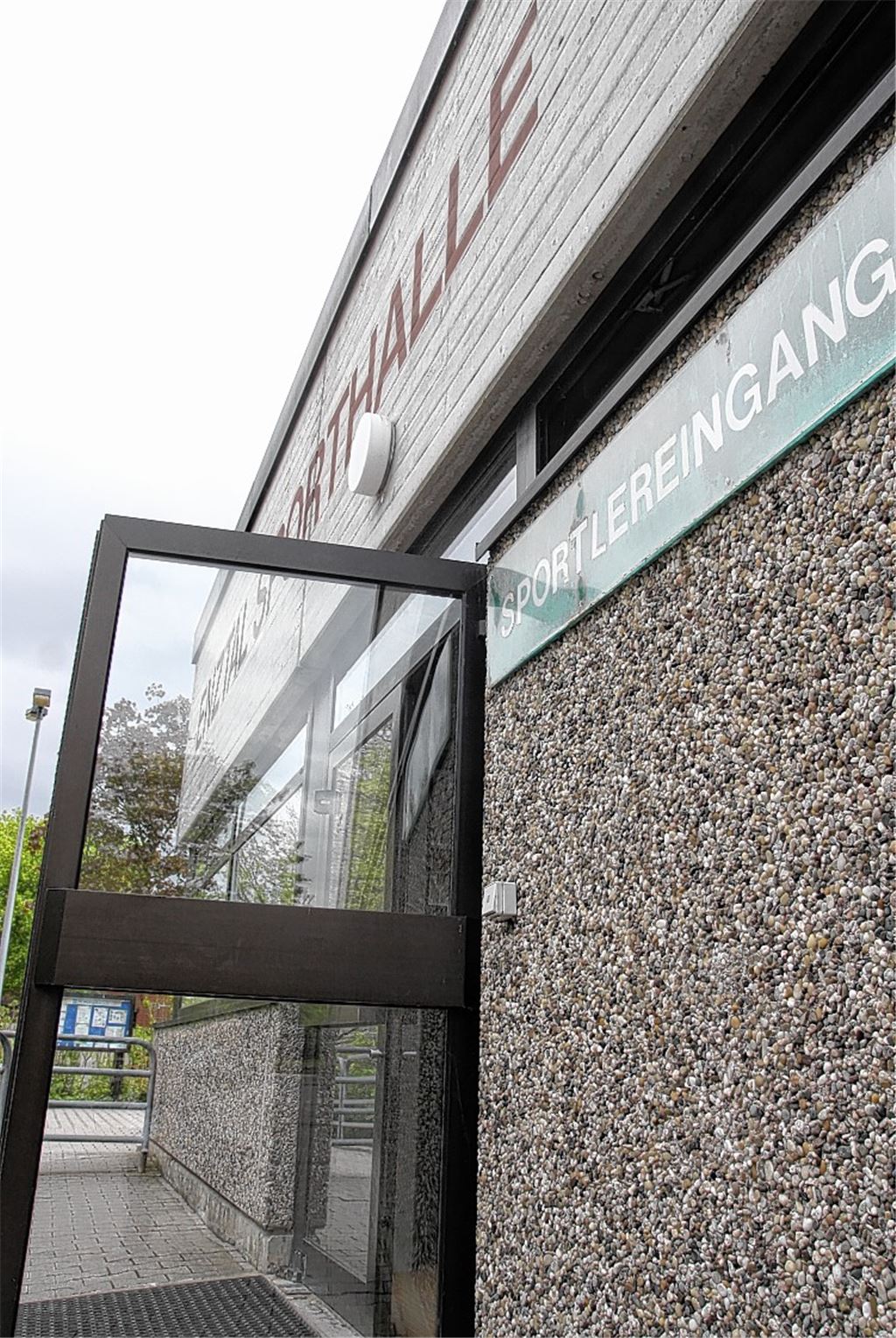 Bis jetzt öffnet nur der Hausmeister den Sportlereingang der Enztal-Sporthalle: Die Vereine wünschen sich jedoch freien Zugang auch am Wochenende und in den Ferien. Foto: Eigner