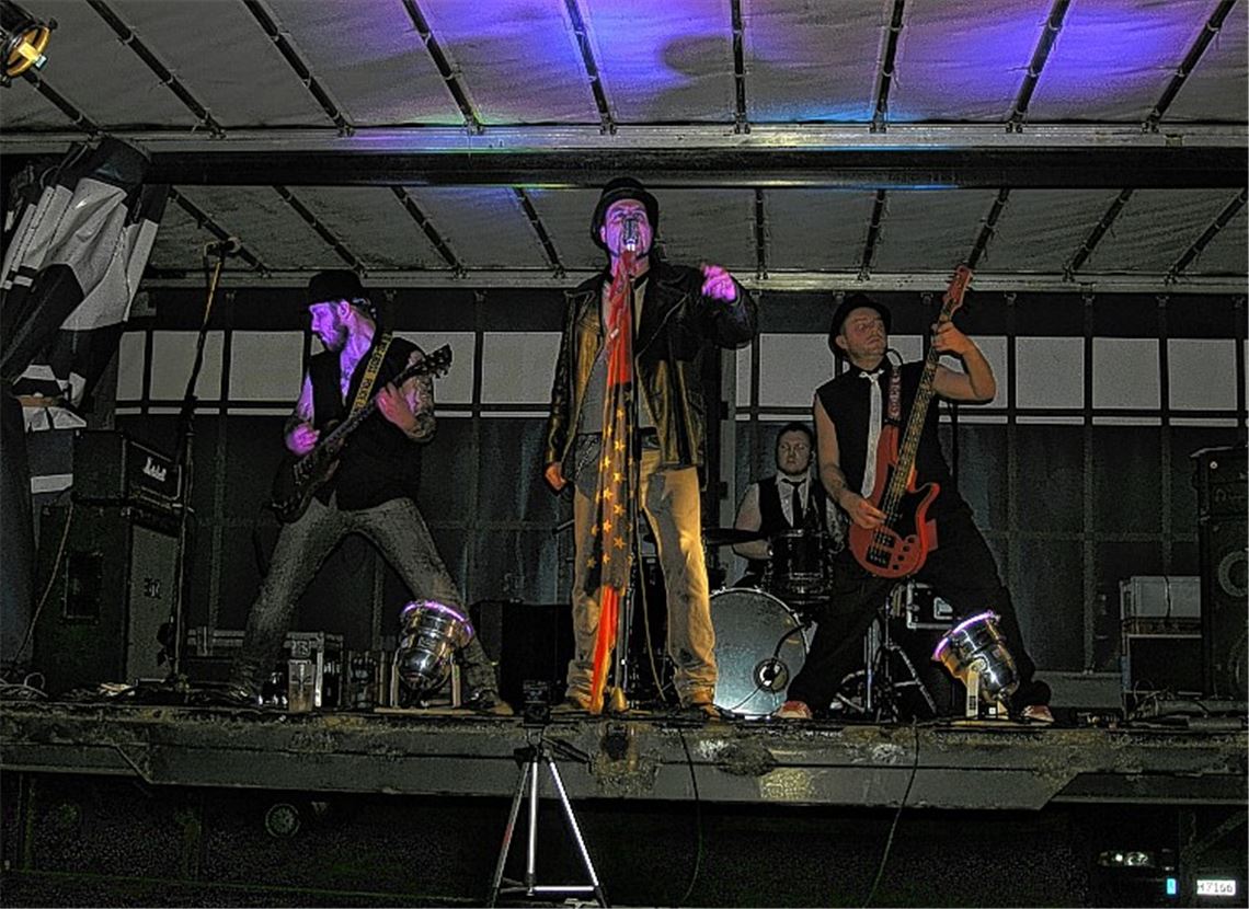 Bis tief in die Nacht hinein ist die Unterhaltung gesichert – am Freitag mit Heart of Chrome (li.) und Punk’n‘Proll.