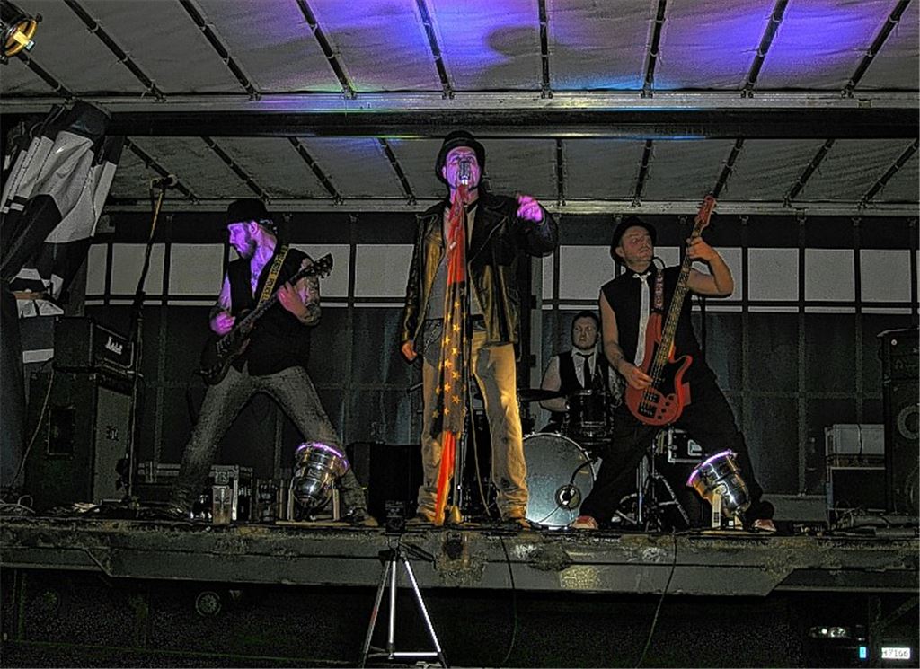 Bis tief in die Nacht hinein ist die Unterhaltung gesichert – am Freitag mit Heart of Chrome (li.) und Punk’n‘Proll.