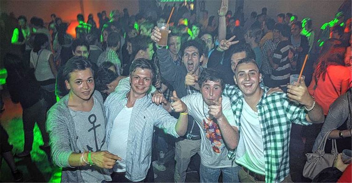 Bis um 3 Uhr ist feiern, lachen und tanzen auf der Enzberger Partymeile an der Kanalstraße angesagt. Über 1500 Jugendliche und junge Erwachsene kommen zum Fest20zehn. Fotos: Fotomoment