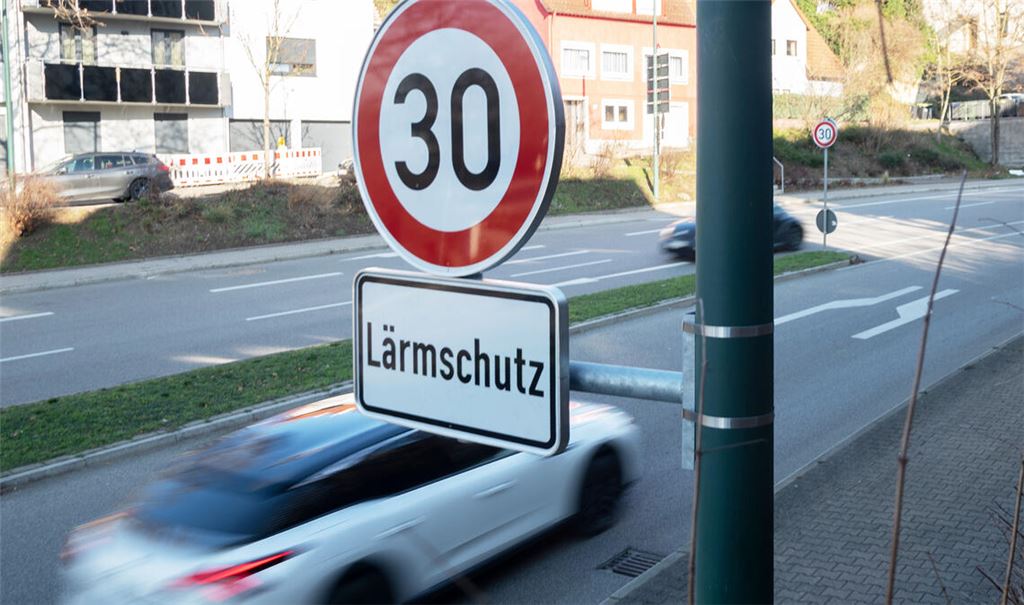 Bis zu 20000 Euro wird der neue Lärmplan kosten, der eine Voraussetzung für zusätzliche Tempobremsen wie hier in Mühlacker an der B35 ist. Archivfoto: Fotomoment