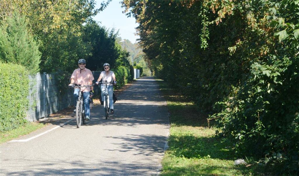 Bis zu 800 Radfahrer fahren in 24 Stunden zwischen Mühlacker und Pforzheim. Von der Einmündung Heinestraße (Bild) im Westen bis zur Einmündung Dorfwiesenstraße/Werkstraße im Osten soll nun auf der Länge von 1050 Metern eine Fahrradstraße entstehen. Über die Trasse führt der Enztalradweg und das RadNETZ BW. Foto: Stahlfeld