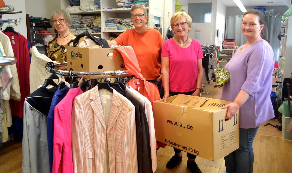 Bis zum 31. Juli ist großer Räumungsverkauf bei Madita an der Industriestraße 14. Was nicht mehr gebraucht wird, verpacken die Ehrenamtlichen Tosca Hackenberg (v. li.), Mechthild Lechler, Regina Ade und Jasmin Fuchs jetzt schon in Umzugskartons. Fotos: Stahlfeld