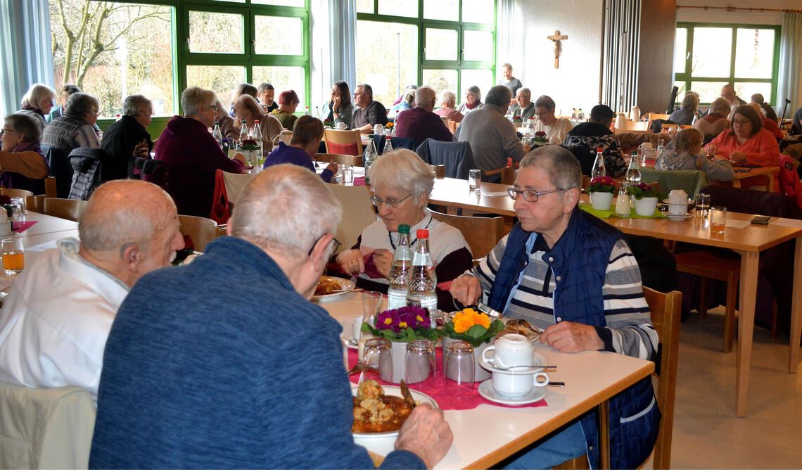 Bis zum 8. Februar gibt es im Speisesaal des Seniorenzentrums St. Franziskus eine warme Mahlzeit und Gesellschaft. Fotos: Stahlfeld