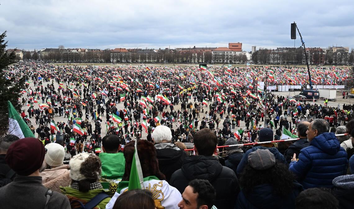 Bis zum Nachmittag zählte die Polizei bereits 200.000 Teilnehmer auf der Iran-Demo auf der Theresienwiese.