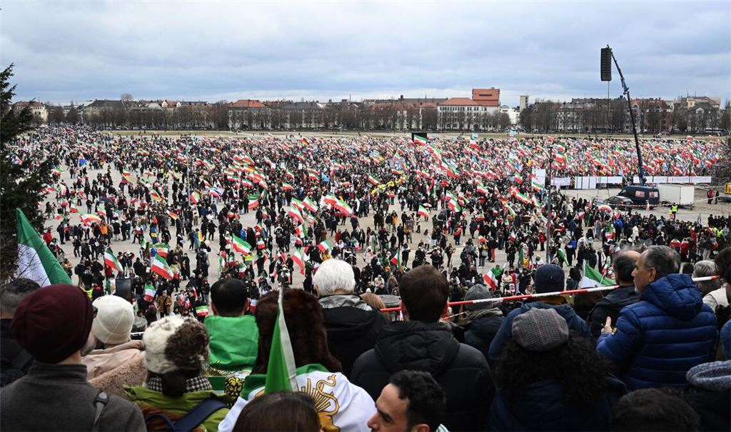 Bis zum Nachmittag zählte die Polizei bereits 200.000 Teilnehmer auf der Iran-Demo auf der Theresienwiese.