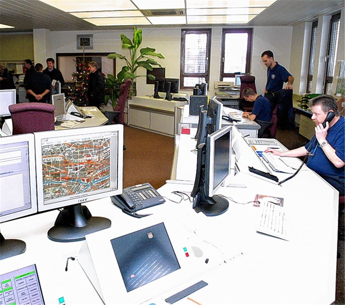 Bis zum nächsten Jahr haben die getrennten Leitstellen von Feuerwehr (Foto) und DRK ausgedient. Im ersten Quartal 2015 soll die neue integrierte Leitstelle beider Rettungsdienste im Brötzinger Tal in Betrieb gehen.