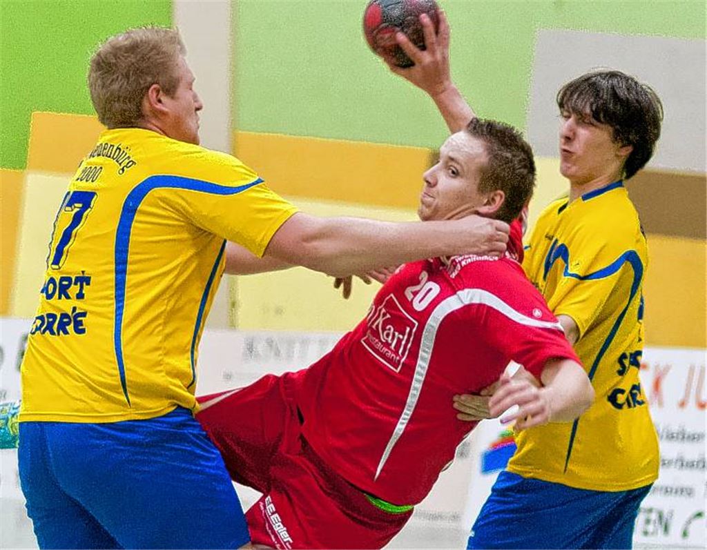 Bis zur 45. Minute leistet Neuenbürg gegen Knittlingen (Christian Stolz in Rot) Widerstand, dann ziehen die Fauststädter davon. Foto: Zschorsch