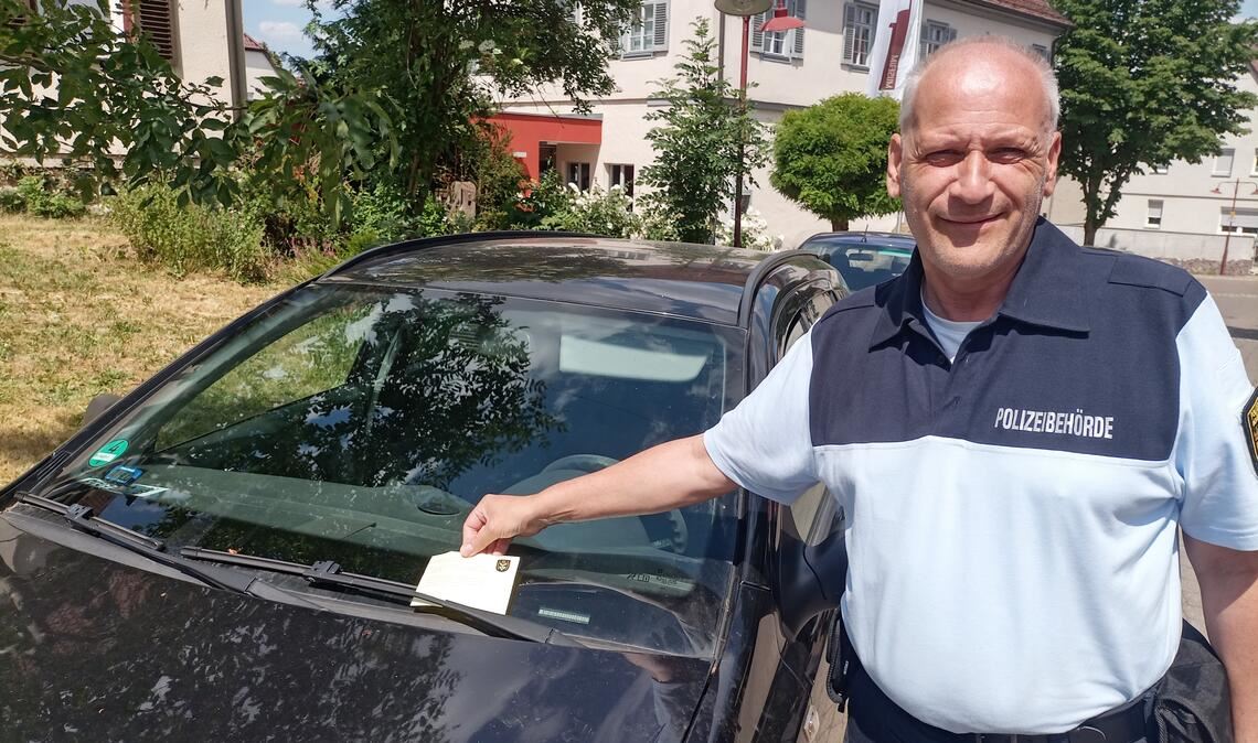 „Mir wurde gesagt: Gut, dass Sie da sind“ Bisher ein ungewohntes Bild in Wiernsheim: Michael Feuster kontrolliert zweimal wöchentlich den ruhenden Verkehr in der Plattenwaldgemeinde. Foto: Deeg