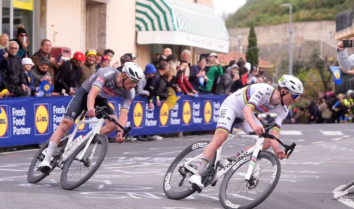 Bisher gewann van der Poel (l) zweimal in Flandern, Pogačar einmal weniger. (Archivbild)