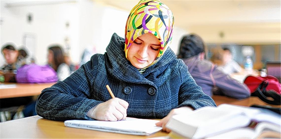 Bisher gibt es für Muslime im Land als Ersatz für Religionsunterricht nur Ethik. Um einer möglichen Radikalisierung von Jugendlichen vorzubeugen, soll es künftig Islamkurse geben. 