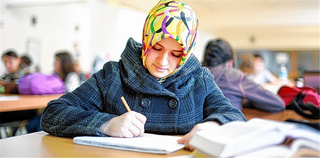 Bisher gibt es für Muslime im Land als Ersatz für Religionsunterricht nur Ethik. Um einer möglichen Radikalisierung von Jugendlichen vorzubeugen, soll es künftig Islamkurse geben. 