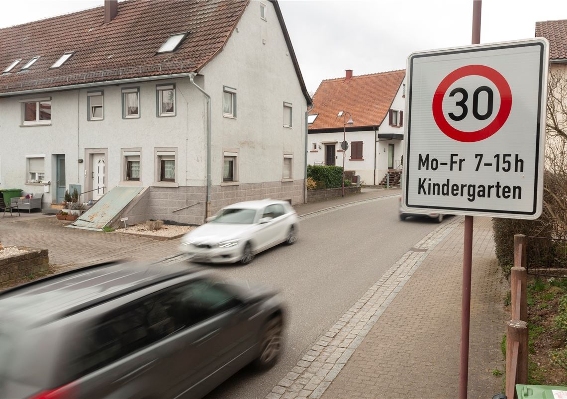 Tempo 30 rückt neu in den Fokus Bisher gilt nur in einem Teilbereich der Ortsdurchfahrt von Kleinvillars und auch nur zeitweise Tempo 30. Foto: Fotomoment