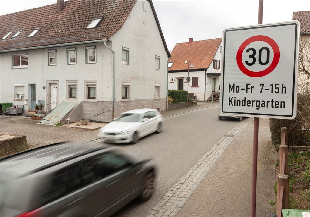 Bisher gilt nur in einem Teilbereich der Ortsdurchfahrt von Kleinvillars und auch nur zeitweise Tempo 30. Foto: Fotomoment