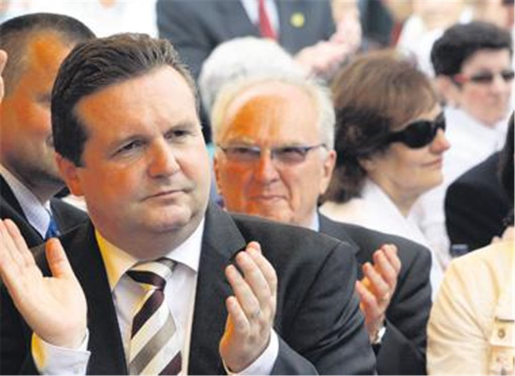 Bislang einziger öffentlicher Auftritt von Stefan Mappus in seiner alten Heimat Mühlacker: Der Ministerpräsident ist Ehrengast der Abschlussveranstaltung der Chortage im Juli.
Archivfoto:Hansen 