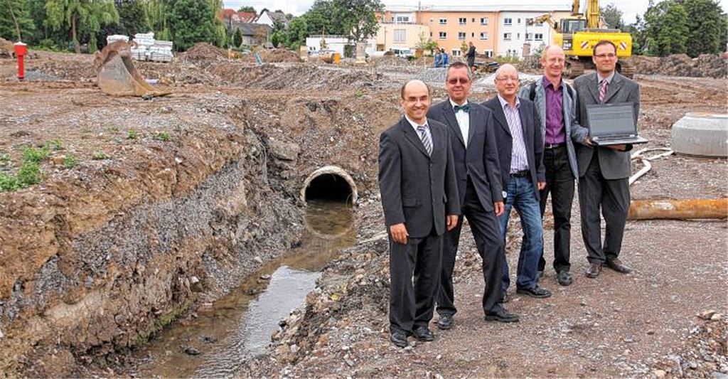 Bislang floss der Erbbach in Rohren unter das Luigareal. Für seine Renaturierung bekommt Illingen 45000 Punkte auf seinem Ökokonto gutgeschrieben. Bürgermeister Harald Eiberger, Landrat-Vize Wolfgang Herz, Ingenieur Dieter Blaser, Rüdiger Jungkind vom Amt für Baurecht und Naturschutz sowie Illingens Bauamtsleiter Thomas Mörmann (v. li.) sind überzeugte Ökokonto-Anhänger. Foto: Goertz