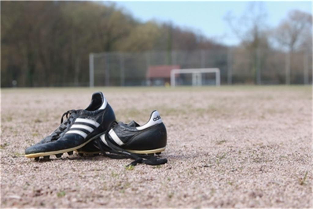Bislang spielt und trainiert der Türkische SV auf dem Hartplatz unweit des Freibads (Foto) sowie auf dem Spielfeld neben der Enz zwischen Mühlacker und Enzberg. Foto: Huber