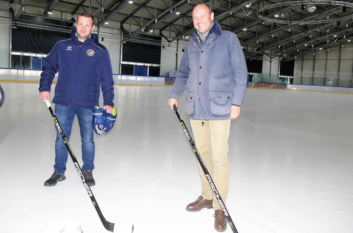 Bisons-Chef Tobias Nuffer (li.) sowie Parkhotel-Sprecher Johannes Schweizer nehmen die Schläger zur Hand. Foto: Peche