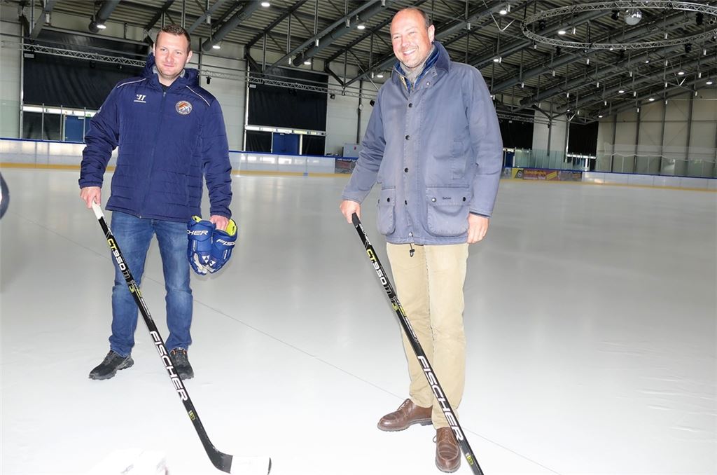 Bisons-Chef Tobias Nuffer (li.) sowie Parkhotel-Sprecher Johannes Schweizer nehmen die Schläger zur Hand. Foto: Peche