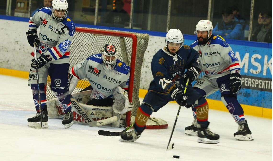 Bisons-Spieler Evan Caroll am Puck mit dem Rücken zum Tor. Foto: privat