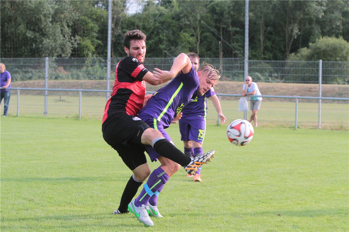 Bissig, aber fair geht es zwischen dem Oberligisten FC Nöttingen (in Violett) und dem Verbandsligisten VfR Neckarrems zu. Foto: Eigner